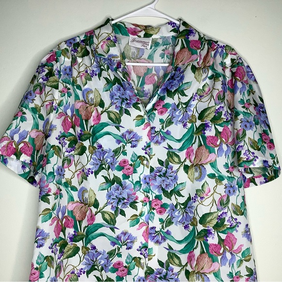 < Vintage Joanna Plus Floral Top With Pearl Buttons > - Picture 2 of 4